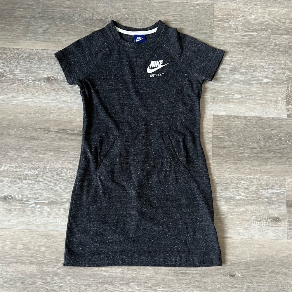 ☑️🏁Girl Sz Medium Nike dress with kanga pocket 🏁☑️